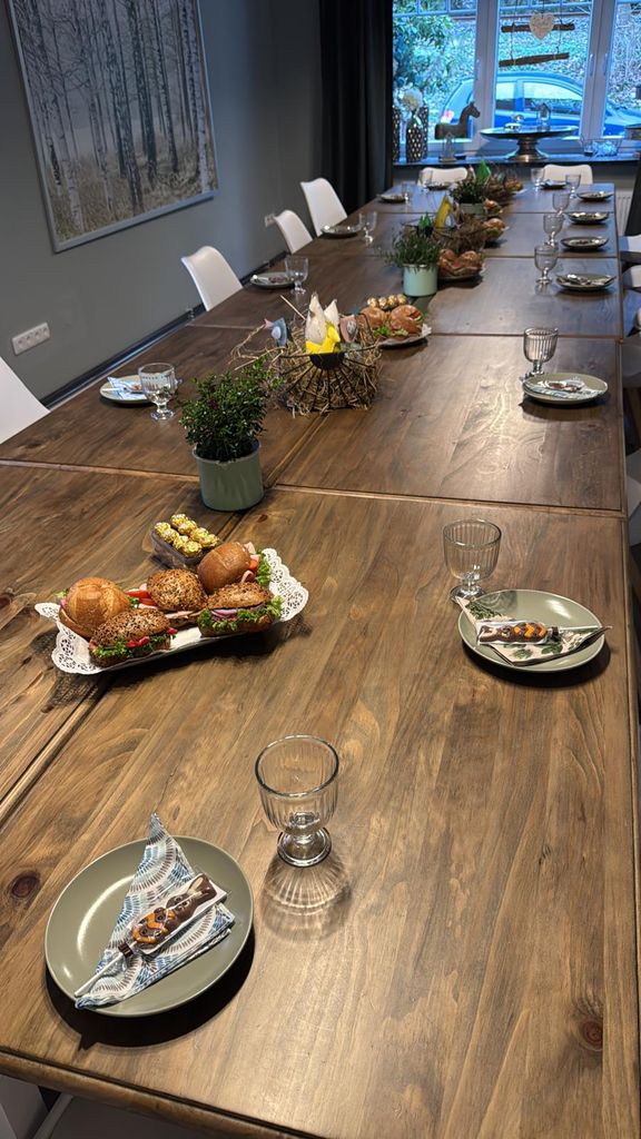 Seminarraum im Seminarhaus Albersdorf mit grossem Holztisch